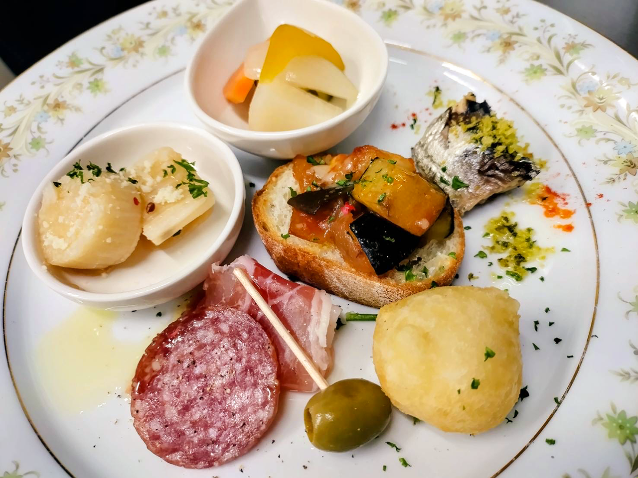 オードブル盛り合わせのアップ写真、色とりどりの料理が美しく盛り付けられている